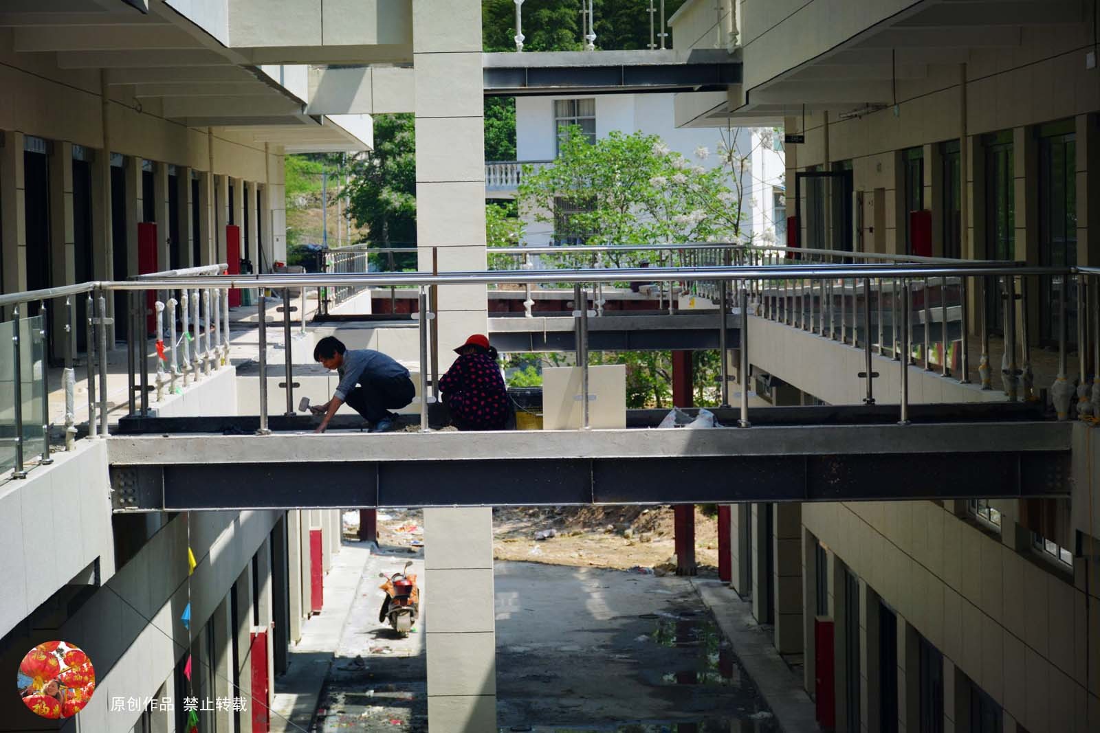 楼房架"天桥"四通八达 市民称为连心桥