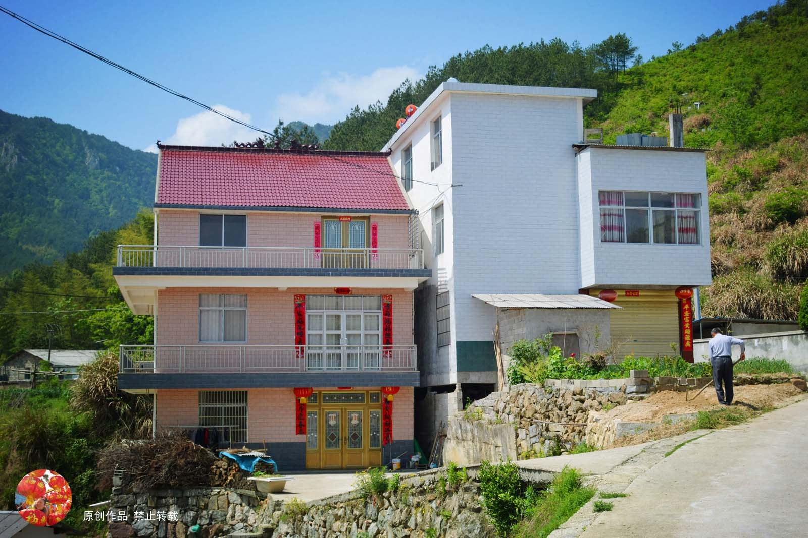 两栋房子虽然紧挨着,但风格完全不同.这些房子,您喜欢哪种建筑风格呢?