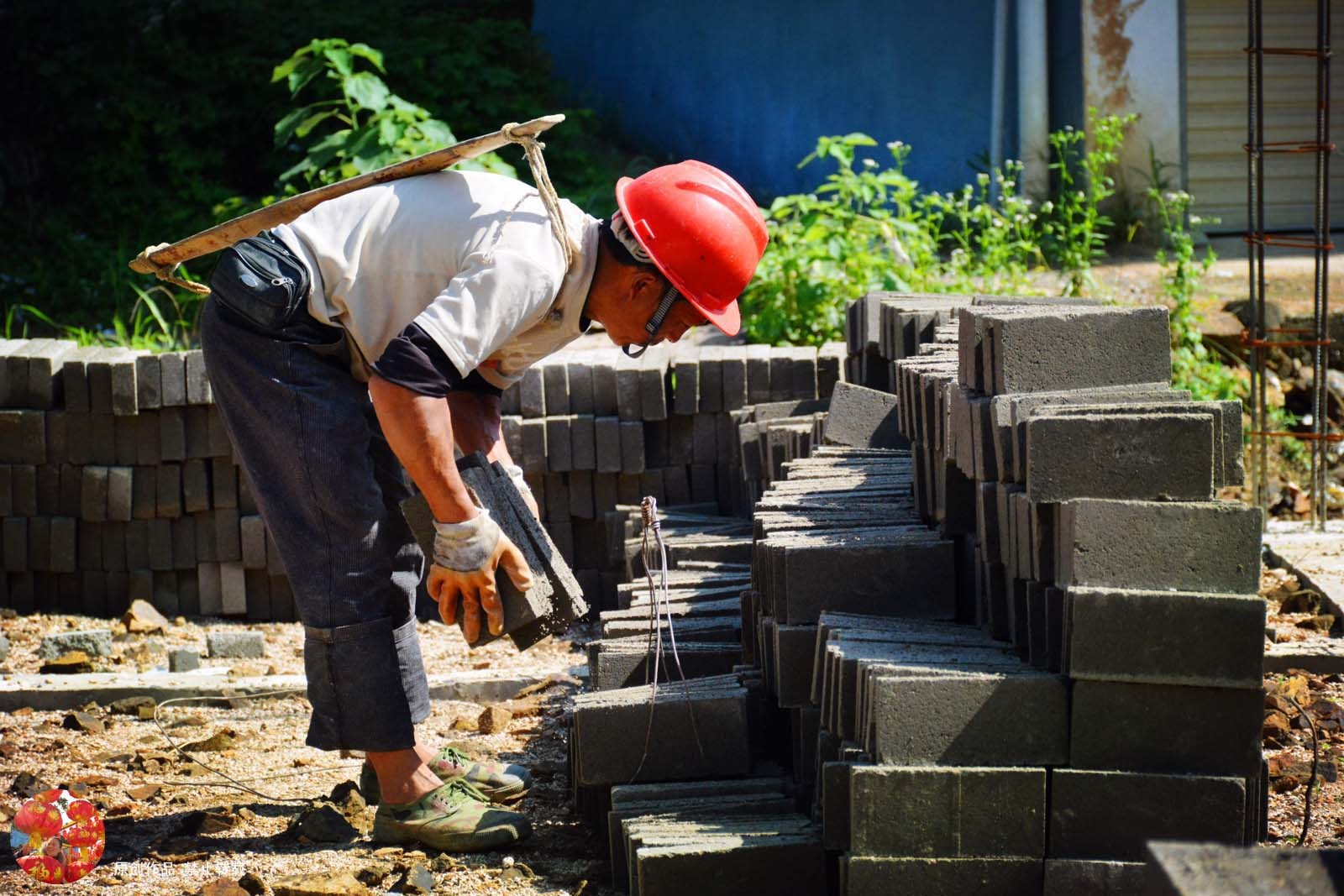 岁,但亦很勤劳,平时不是在村里的工厂上班,就是和李大叔一起做苦力活