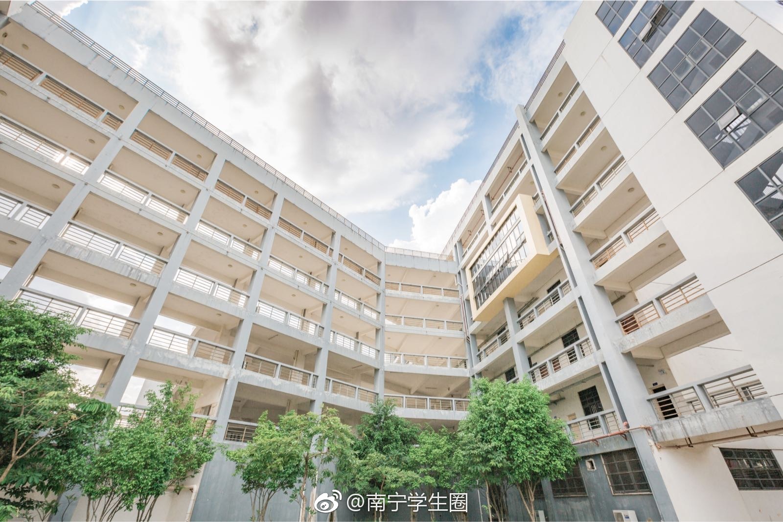 来自南宁广西财经学院相思湖校区的校园风景~你们觉得怎么样