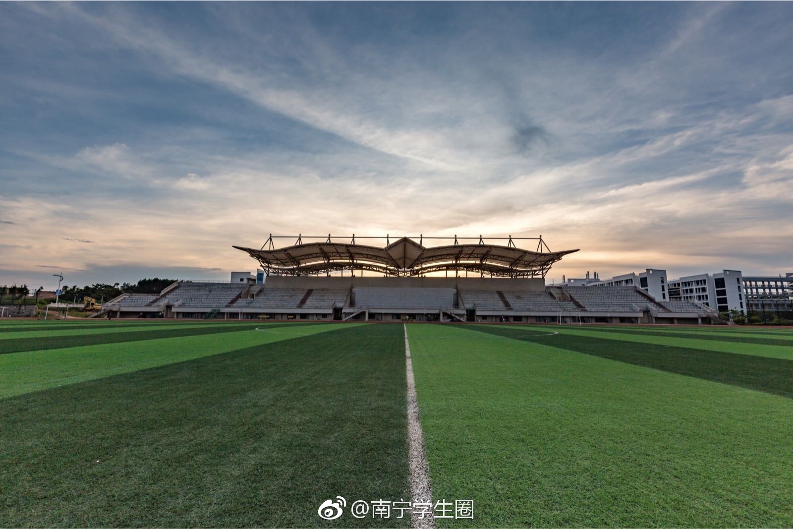 来自南宁广西财经学院相思湖校区的校园风景~你们觉得怎么样