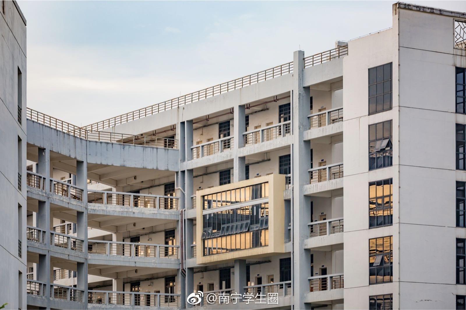 来自南宁广西财经学院相思湖校区的校园风景~你们觉得怎么样