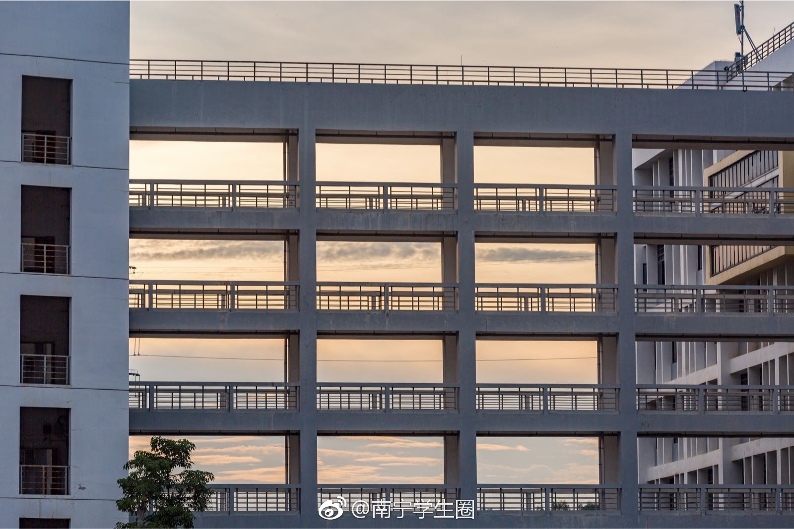 来自南宁广西财经学院相思湖校区的校园风景~你们觉得怎么样