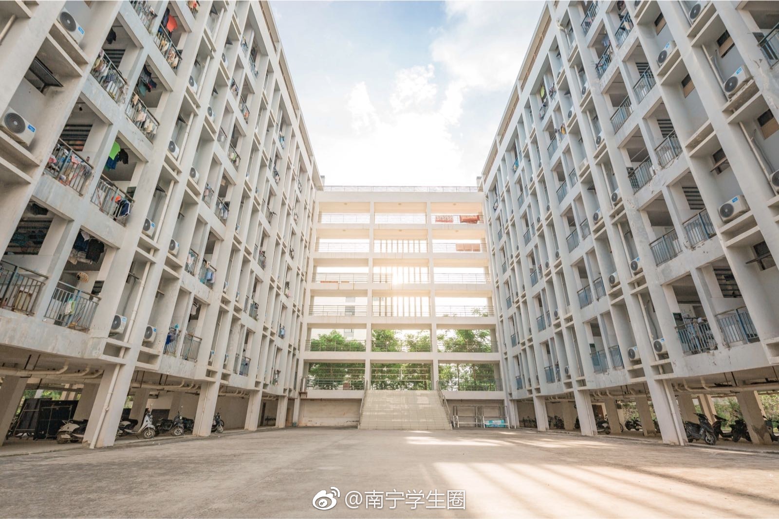 来自南宁广西财经学院相思湖校区的校园风景~你们觉得怎么样