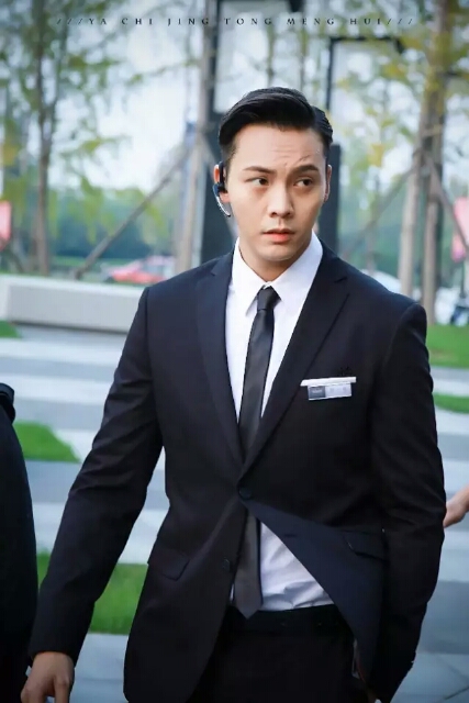 陈伟霆新剧强势来袭,身穿西装的他帅出新高度