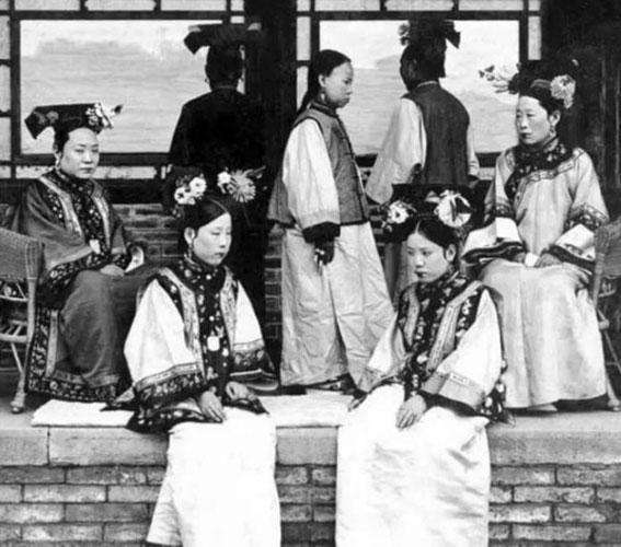 为什么现在看到的清朝宫女照片都那么丑?其实全是因为这个女人|宫女|后宫|丑女_新浪新闻