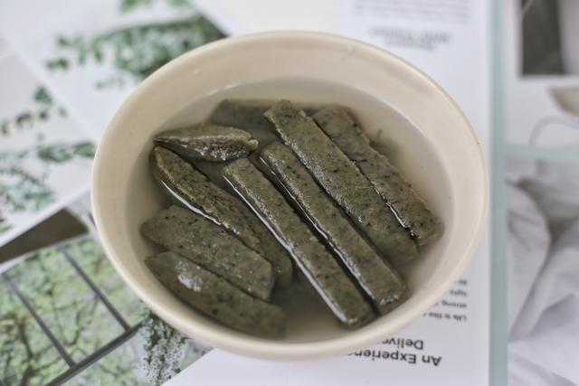 一碗清香可口的鸡屎藤籺就能吃上了,这不仅是道美食,还是种乡食,三月