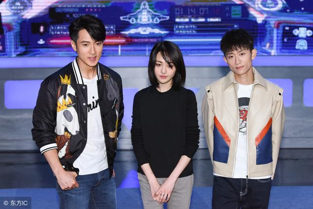 刻意的恶作剧:小苍回归解说台 却被粉丝们要求与他人合照!