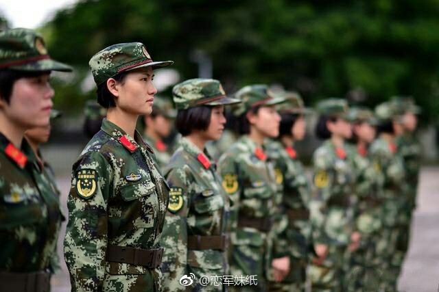 武警女兵高温50度的情况下训练好心疼她们啊