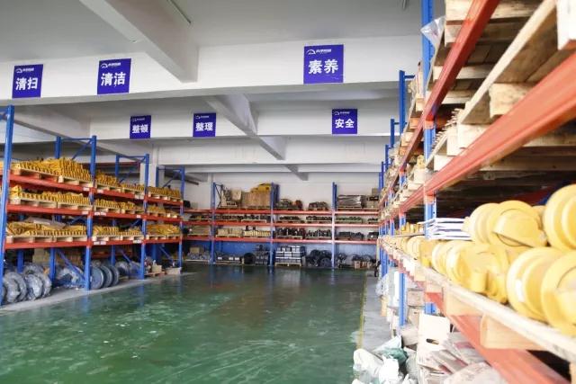 仓库油品摆放 在仓储中心里面,斗齿,底盘件等配件分类摆置,次序井然