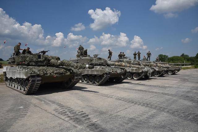 军事威慑俄罗斯!欧洲数百辆精锐坦克集结,俄媒:完全不予理会