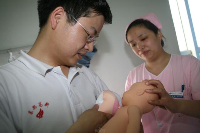 一岁之后母乳就没有营养了,赶紧给孩子喝奶粉吧