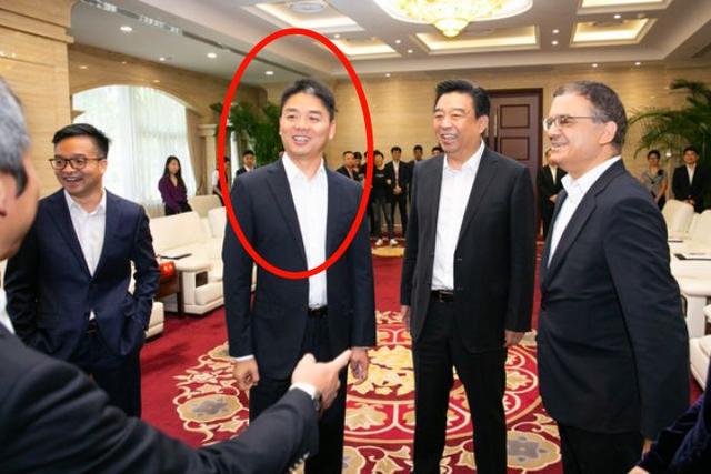 刘强东回国后首次亮相,精神饱满笑容满面,那一撮白头发依旧亮眼