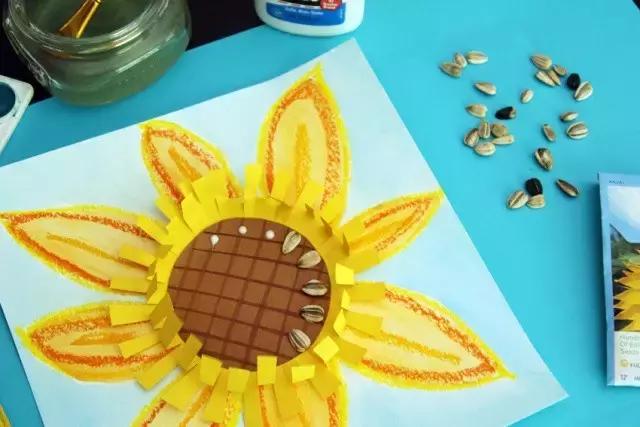 使用一小点白胶水来粘贴葵花籽.