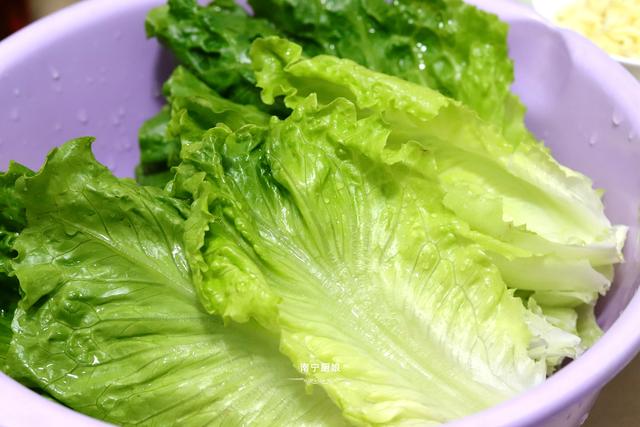 生菜这样拌着吃,清脆爽口,营养丰富,吃过的人都说筷子停不下来