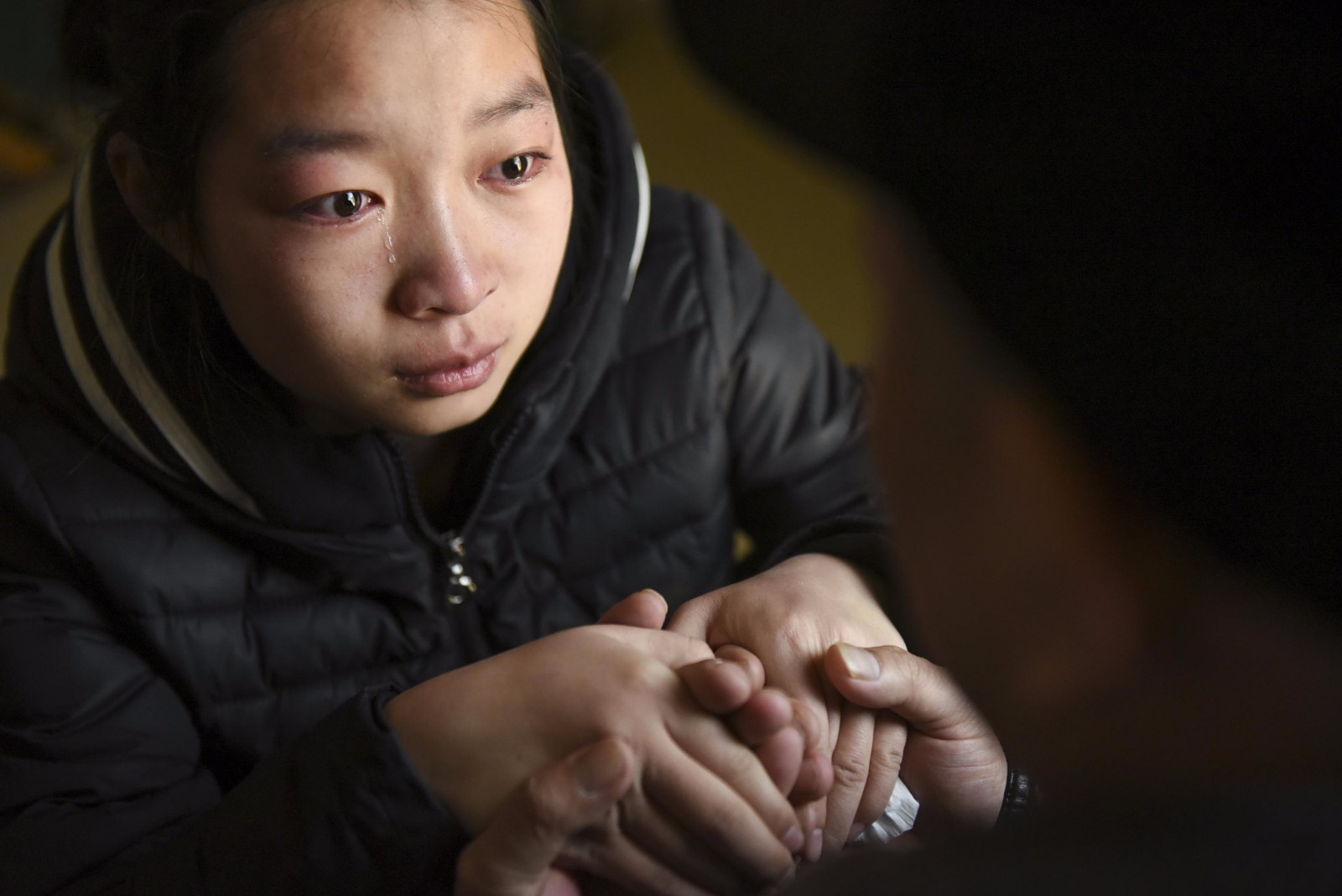 17岁花季少女跪求父亲我想辍学打工挣钱养你