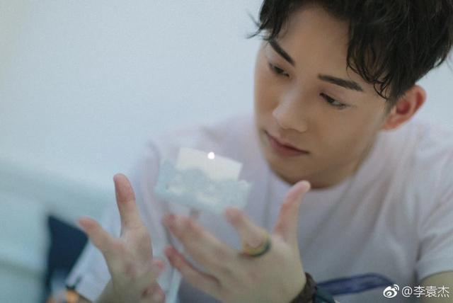 他是神曲《离人愁》原唱,被华晨宇一个问题难