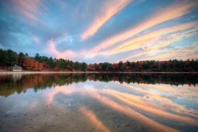 瓦尔登湖风光秀丽,以深邃和清澈而驰名远近