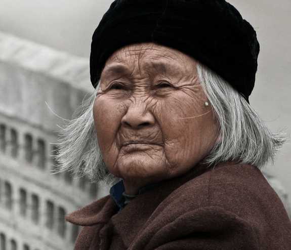 阿婆寻儿数十年, 老了怕记不住儿子, 执意戴上"犯人"牌