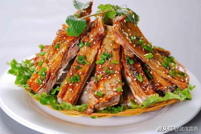 武汉穆斯林餐厅的特色菜之"烤羊腱子"