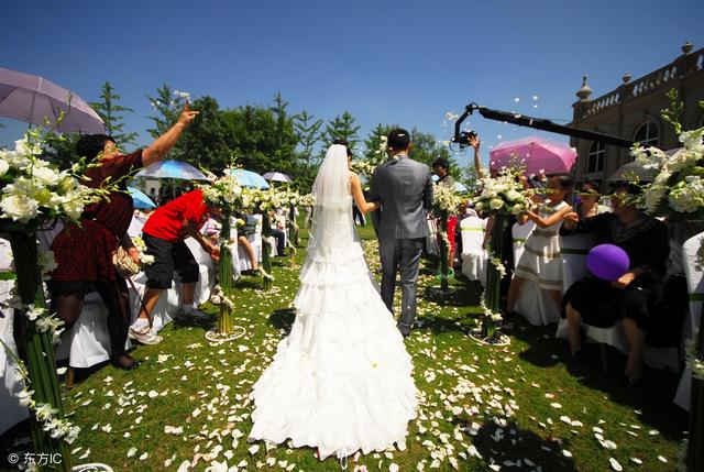 准备婚礼时,无意看到女友的一条转账信息,我立刻把婚礼取消