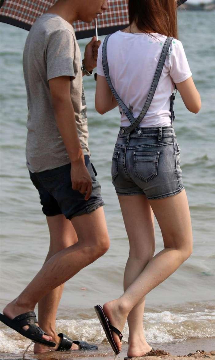 路人街拍穿短裤和男友海边散步的黄花大闺女筷子腿美过大海