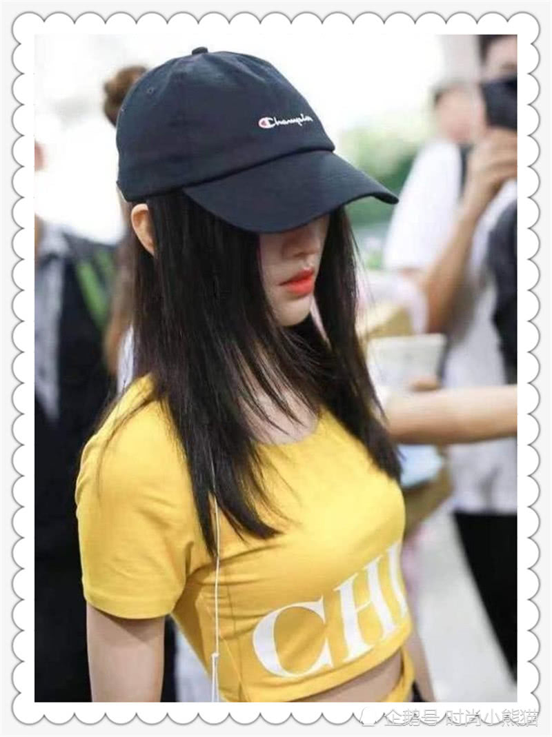 鞠婧祎上身穿了一件黄色的紧身衣,圆领的款式看起来很简约,在腹部故意