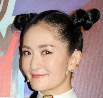 谢娜的哪吒丸子头,时尚减龄,搞怪的样子看着也很可爱哦,网友们打了6分