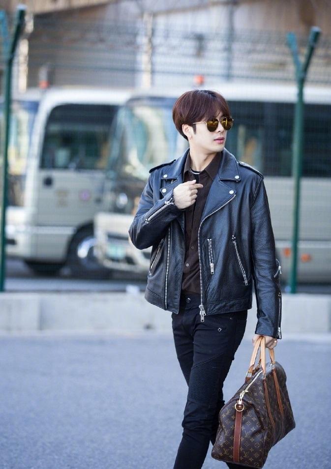 王嘉尔街拍, 皮衣搭配lv经典旅行包, 走路带风气场强大