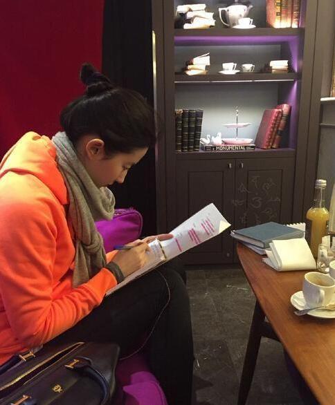 盘点演员背台词:迪丽热巴嘴巴里嘟囔个不停,赵丽颖多念多读!