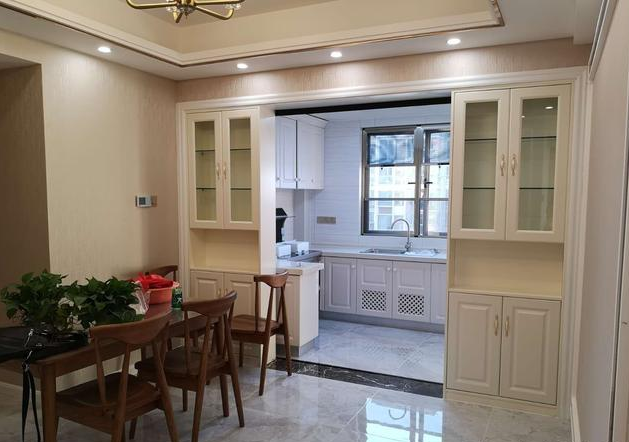 主卧洗手间的门对于着床,居民觉得很别扭,应该如何去进行房屋改