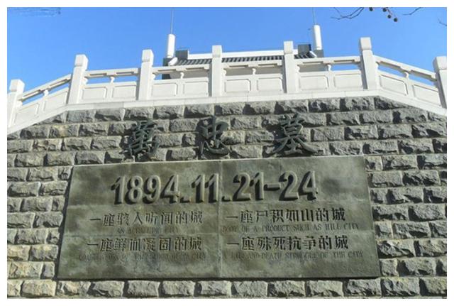 1905年,日军再次侵占旅顺口,将万忠墓石碑盗走,意图销毁证物,掩世人