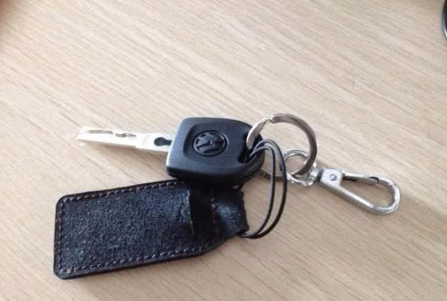 汽车备用钥匙千万别放家,放在这个地方安全又隐蔽,能救急