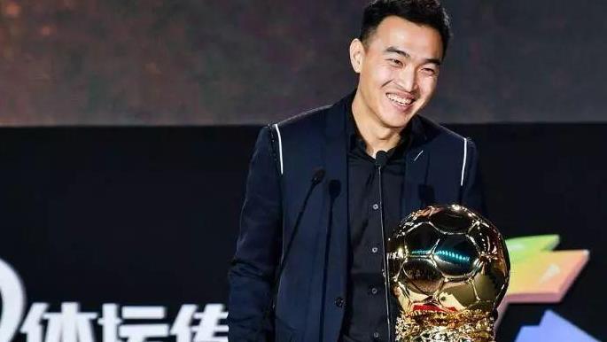 国足队长:我要杀入下一届世界杯,球迷:白斩鸡请