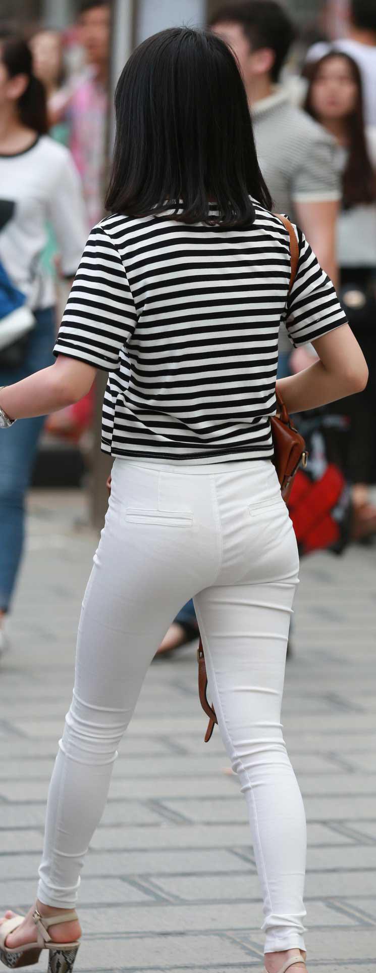 街拍白裤搭配或许只有这种身材可以穿出这种感觉