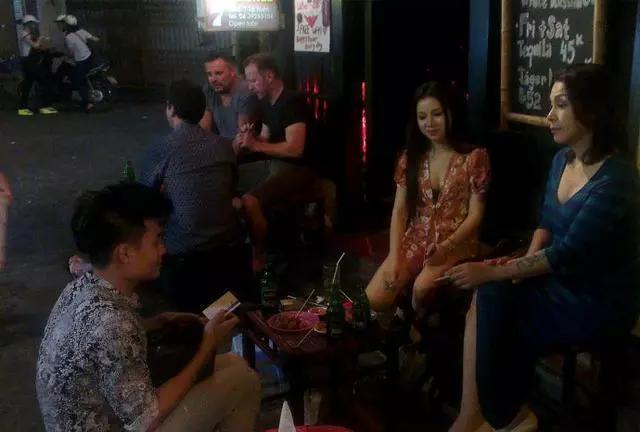 旅游实拍越南夜生活, 夜晚的酒吧街头越南美女还不少