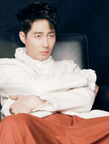 赵寅成素颜跟夕阳红旅行团游吉林和孔刘齐名的他靠大长腿抢镜