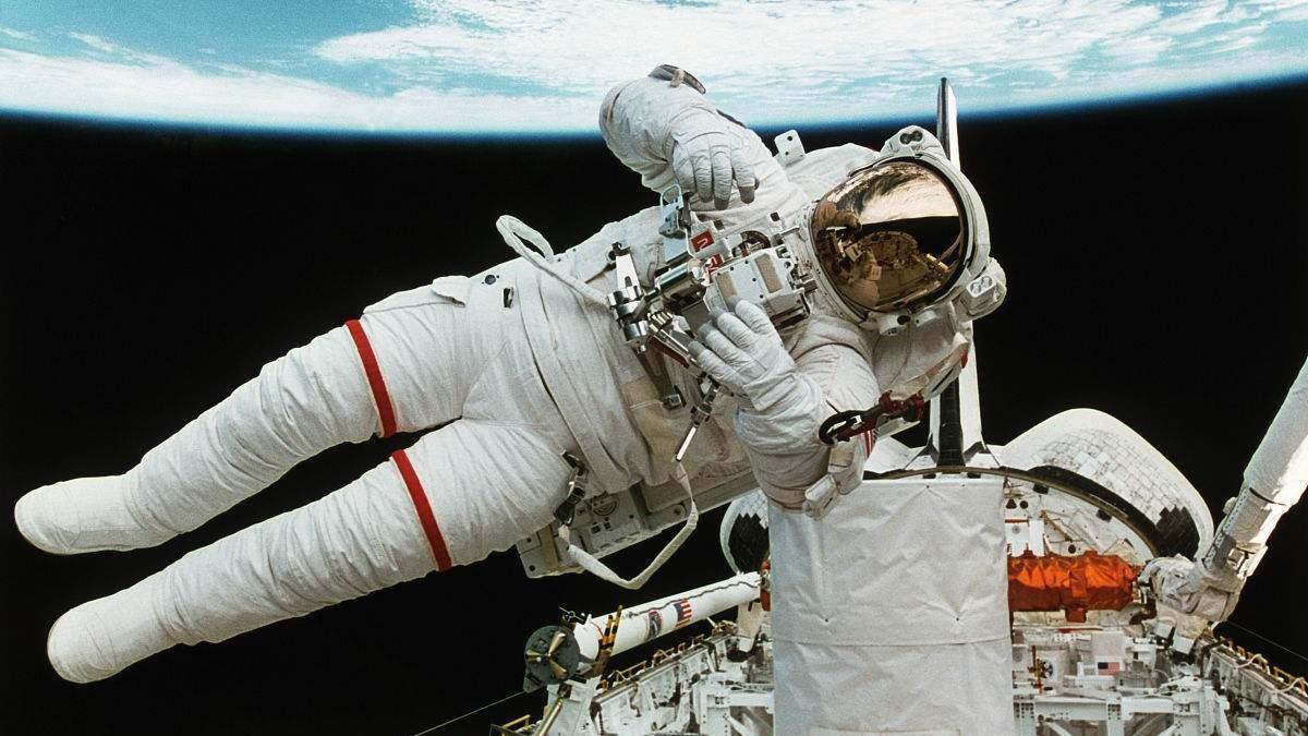 太空行走的时候,宇航员从空间站飘走了怎么办?