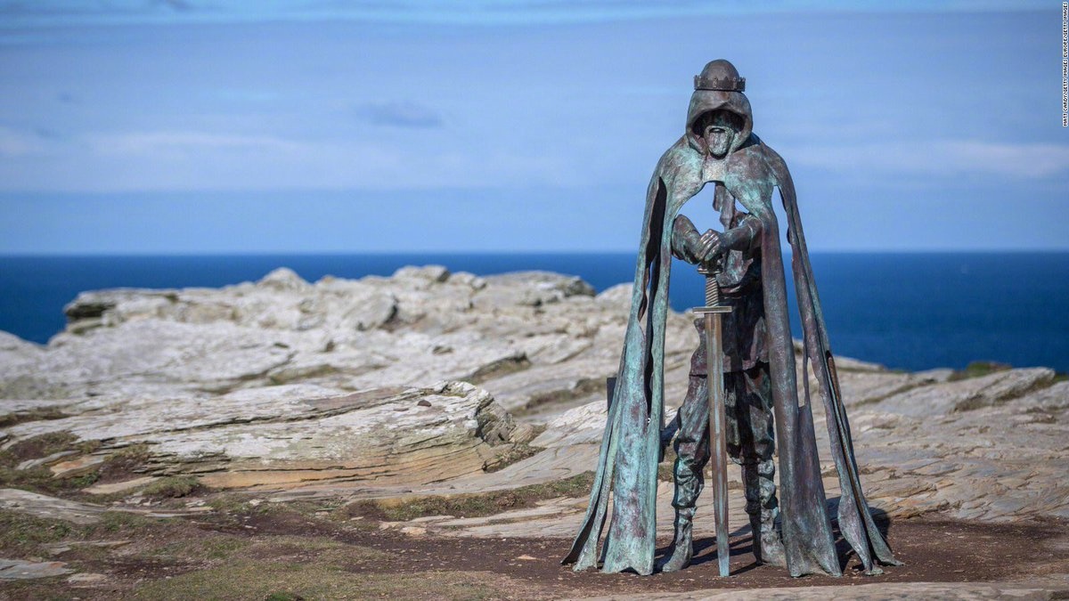 英国廷塔杰尔城堡的亚瑟王雕像……以前没听过,今天一看帅炸天了