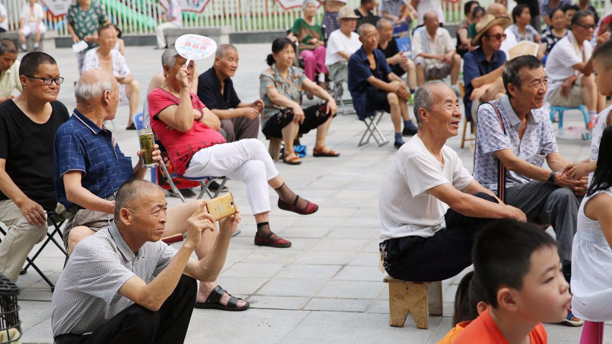 拆了城中村住小区 西安北池头的老人们还是喜欢看秦腔戏