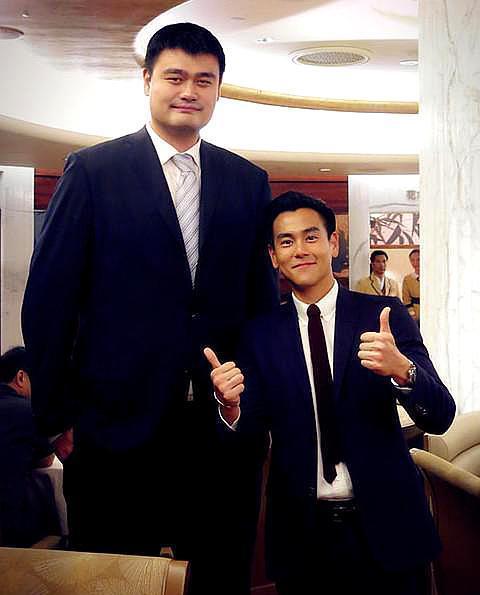 跟姚明合影的明星:范冰冰像小女孩,成龙踩桌子,冯小刚最搞笑!