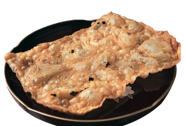 饼皮里面夹的果子其实就是人们常吃油条;另一种则是果蓖儿,外地人称之