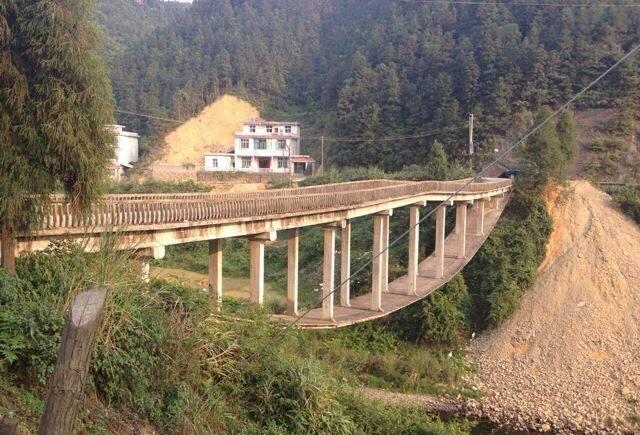 中国这座凹下去的大桥在世界上极其稀有