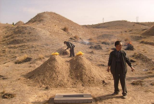 三,中国人都习惯坐北朝南,墓碑朝东南方向立也没什么,但若是墓地周围