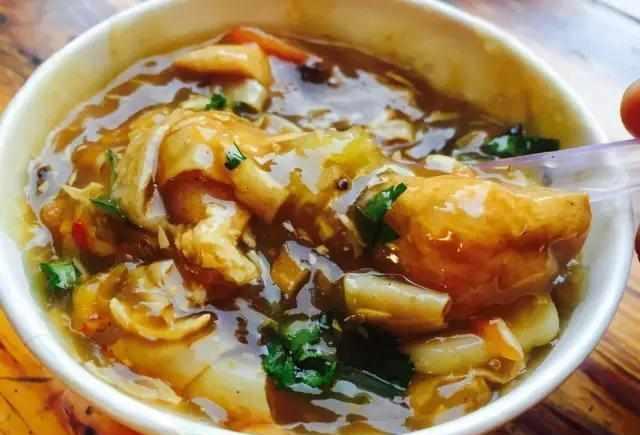 一碗好的糊羹通常包括鸡肉,鸡胗,猪血,荸荠,香菇,豆腐等等不同食材