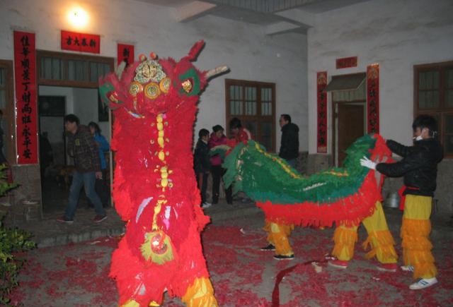舞狮耍杂技是过年那味儿，可是南狮和北狮你知道吗？发财中国年