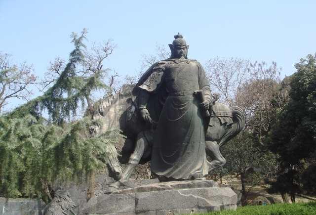 岳飞庙内秦桧夫妇跪像遭游客涂鸦, 工作人员无奈围起铁栅栏