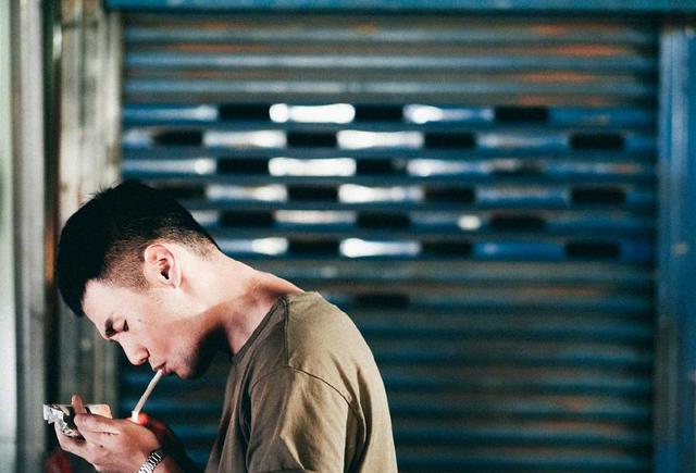 李荣浩才是真大佬带个墨镜气场全开网友忘不了他的拖鞋