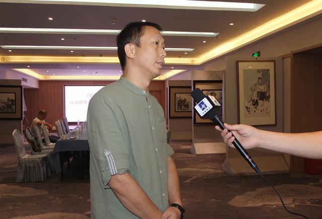 河南省美协人物画艺委会副秘书长郭建明接受采访嘉宾同画家合影特别