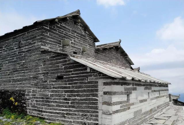 湖南省最大古石建筑——高登山普照寺换新貌